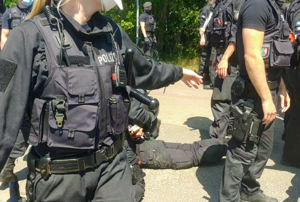 Polizeigewalt bei „Stopp Datteln 4“ Demo.