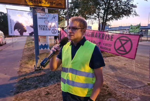 Demonstration der Extinction-Rebellion Aktivist*innen am Flughafen Lübeck